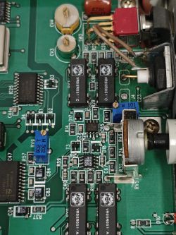 Zbliżenie płytki PCB z przekaźnikami, potencjometrami i złączami przy krawędzi