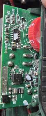 Uszkodzony sterownik elektroniczny z widocznymi elementami i pokrętłem regulacji