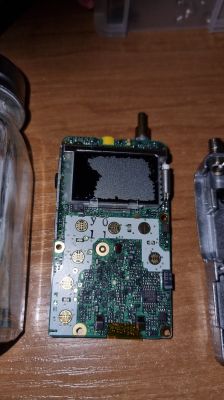 Wnętrze radia Yaesu VX2R z uszkodzonym wyświetlaczem LCD na tle drewnianym