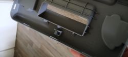 Widok wewnętrznej strony plastikowej obudowy wymiennika ciepła suszarki Samsung, z zaznaczoną wnęką na magnes.
