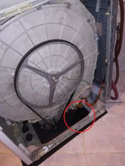 Whirlpool AWT 2205 - Pralka wylewa podczas prania