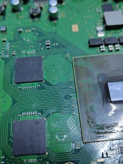 Zbliżenie na płytę główną PS3 Slim z widocznymi ścieżkami i miejscem po potencjalnym rezystorze