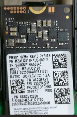 Zbliżenie płytki SSD Samsung PM991 NVMe z widoczną etykietą i elementami SMD
