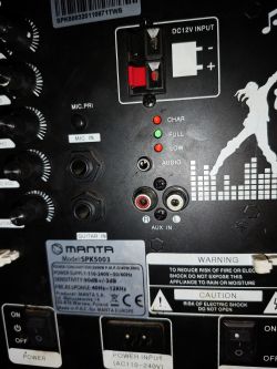Panel tylni głośnika Manta SPK5003 z różnymi wejściami i wyjściami audio.