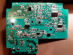 Zbliżenie na płytkę drukowaną PCB z wieloma elementami elektronicznymi, w tym rezystorami, kondensatorami i układami scalonymi.