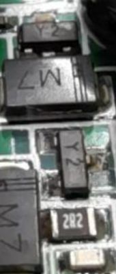 Makroaufnahme einer Leiterplatte mit SMD-Bauteilen, beschriftet „ZW“ und „2R2“.