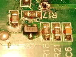Zbliżenie na płytkę PCB z komponentami SMD, w tym oznaczony układ 431
