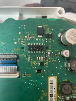Fragment płytki drukowanej z widocznym złączem i elementami elektronicznymi.