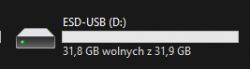 Zrzut ekranu pokazujący dysk ESD-USB (D z 31,9 GB całkowitej pojemności, z czego 31,8 GB jest wolnych.
