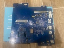 Tylnia strona płytki drukowanej w kolorze niebieskim z różnymi elementami elektronicznymi.