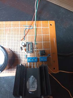 Obwód elektroniczny na płytce perforowanej z przewodami i komponentami.