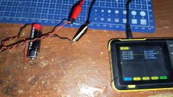 Bateria AA podłączona do układu pomiarowego z generacją napięcia 2,4V