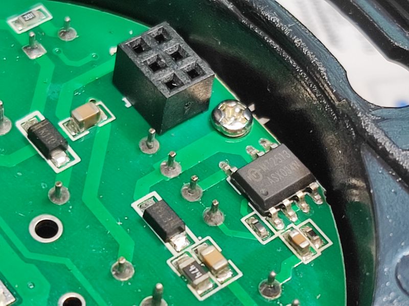 Zbliżenie na płytkę drukowaną włącznika QTouch z widocznym układem MT2513.