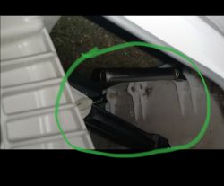 Widok wnętrza pralki LG z widocznymi amortyzatorami, oznaczony zielonym okręgiem.