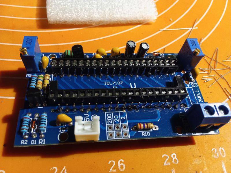 Jak złożyć woltomierz panelowy DIY z układem ICL 7107 z AliExpress? Sprawdzamy dokładność.