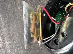 Spalony żarnik lampy błyskowej HAMA SF-28 zamontowany na odbłyśniku.
