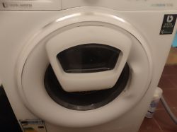 Front pralki Samsung WW60K42138W z dodatkowymi drzwiczkami AdWash.