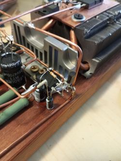 Wzmacniacz audio zbudowany na radiatorze z komponentami elektronicznymi