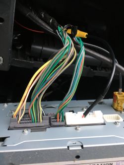 Podłączenie kamery cofania do Jeep Liberty 2012 z radiem SIRIUS - szukam schematu i instrukcji