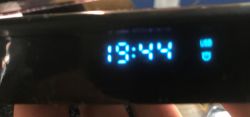Zbliżenie na wyświetlacz LED pokazujący godzinę 19:44.