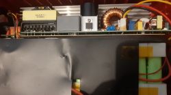 Wnętrze urządzenia elektronicznego z płytą PCB i elementami zasilającymi