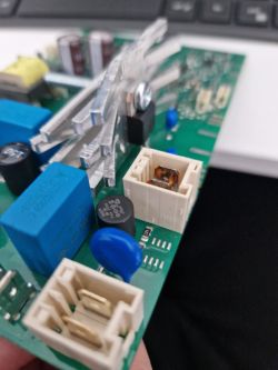 Zbliżenie na fragment płyty głównej ekspresu do kawy Siemens EQ.3 z widocznymi złączami i elementami elektronicznymi.