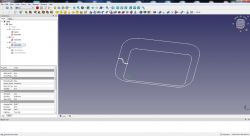 Zrzut ekranu z programu FreeCAD przedstawiający projekt konstrukcji tacki z widocznymi szkicami i profilami.