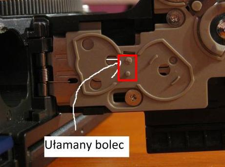 Jak przymocować blaszkę, która odpadła od wnętrza klapki baterii?