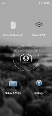 Interfejs aplikacji z opcjami połączenia Bluetooth i WiFi, zdjęć oraz ustawień