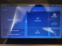 Ekran monitora z przyciskiem Door Open podświetlonym strzałką.