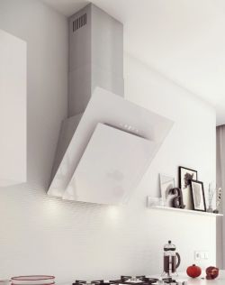 Skośny biały okap kominowy Hotpoint Ariston zamontowany nad płytą grzewczą