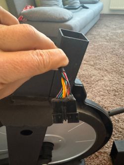 Nahaufnahme von elektrischen Kabeln und Stecker an einem Heimtrainer