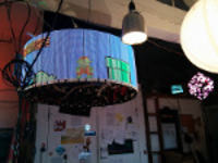 Megascroller - wiszący wyświetlacz z Mario