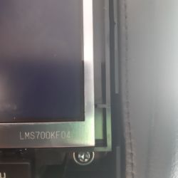 Jak uruchomić ekrany w zagłówkach w Peugeot 5008 z 2010 roku?