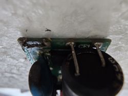 Uszkodzony punkt lutowniczy na płytce lampy LED Zbliżenie na uszkodzony punkt lutowniczy na płytce z oznaczeniami CE1 i L