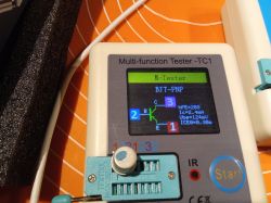 Wyświetlacz testera multifunkcyjnego TC-1 z wynikami testu tranzystora.