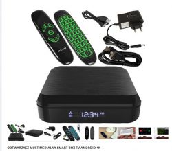 Zestaw Smart TV Android Box z pilotem, zasilaczem i kablami.