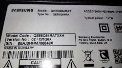 Zbliżenie na etykietę telewizora Samsung z danymi modelu, numerem seryjnym i informacjami o mocy.