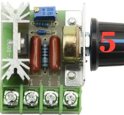 Regulator mocy AC 2000 W z pokrętłem sterującym Regulator mocy AC z pokrętłem i czterema złączami śrubowymi, oznaczony numerem 5
