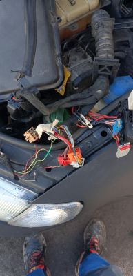 Uszkodzona wiązka przewodów i złącza elektryczne w komorze silnika Passata B5