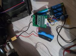 Naprawa baterii Manta deskorolki: napięcie ogniw i płytki kontrolnej