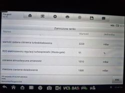 Wyświetlacz diagnostyki samochodowej pokazujący wartości ciśnienia turbosprężarki.