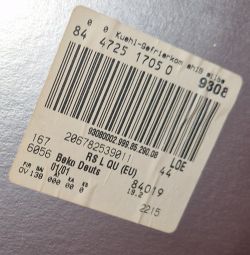 Zbliżenie etykiety z kodem kreskowym i numerami na metalowej powierzchni.