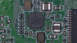 Zbliżenie na układ MT6395AN na płytce PCB z dwoma zaznaczonymi kondensatorami.