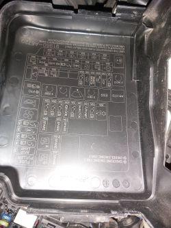 Hyundai i30 GD 2012 - Ustalenie bezpiecznika dla świateł przeciwmgielnych przednich