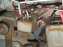 Zbliżenie na elementy elektroniczne z widocznymi kablami i lutowaniami w urządzeniu mechanicznym.