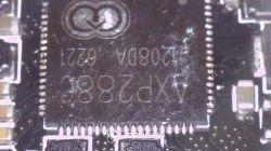 Zbliżenie na układ scalony na płytce PCB z nadrukiem „AXP288C” i „H208DA 6221”.