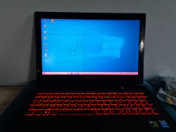 Ekran laptopa Lenovo Y50-70 z problemami w wyświetlaniu obrazu, widoczne ikony pulpitu i pozostałości obrazów.