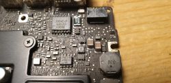 Macbook A1278 nie ładuje - jak sprawdzić ładowarkę i baterię?