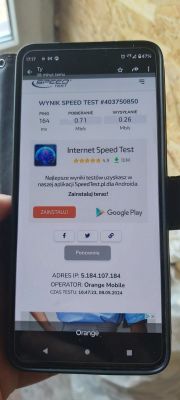 Zdjęcie smartfona z wynikami testu prędkości internetu na ekranie.